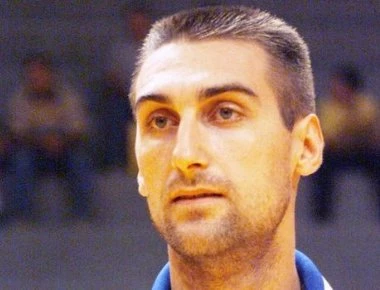 Συλλεκτικό βίντεο με τον αείμνηστο Νίκο Σαμαρά να παίζει το αγαπημένο του μπουζούκι (βίντεο)